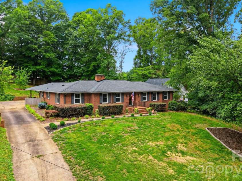 115 WEDGEWOOD Drive, Morganton, NC 28655.  MLS# CAR4396426, YatesRealty ID 37041. 