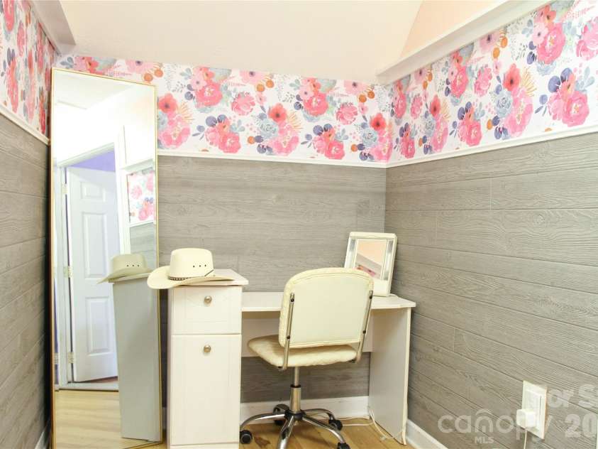 7947 Lakeview Drive, Denver, NC 28037.  MLS# CAR4396395, YatesRealty ID 37043. Bedroom side room