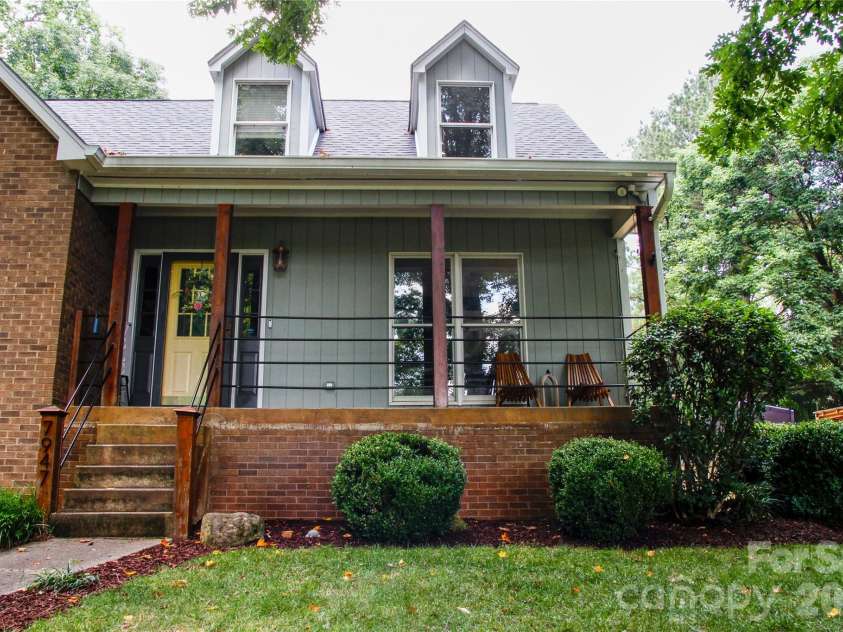 7947 Lakeview Drive, Denver, NC 28037.  MLS# CAR4396395, YatesRealty ID 37043. Front Patio