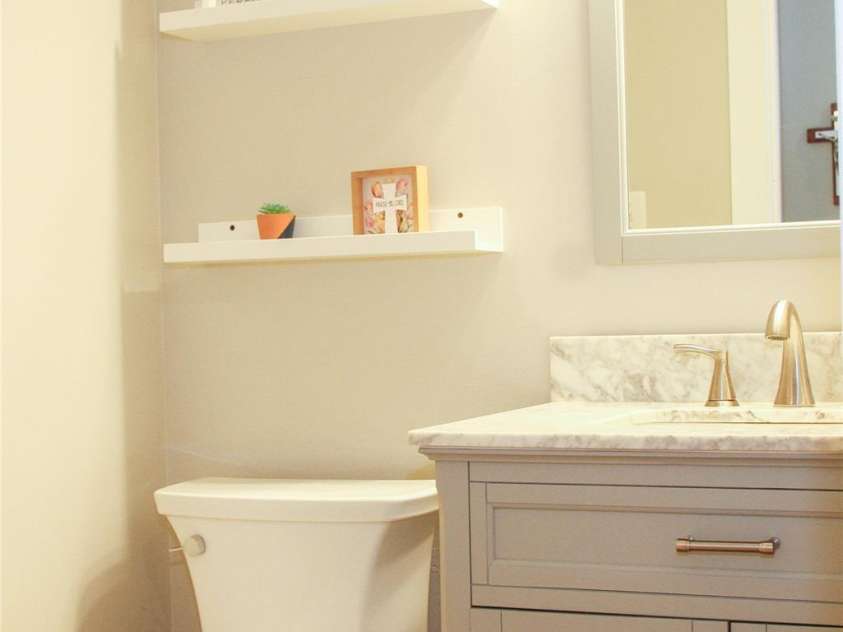 7947 Lakeview Drive, Denver, NC 28037.  MLS# CAR4396395, YatesRealty ID 37043. Half Bath on Main