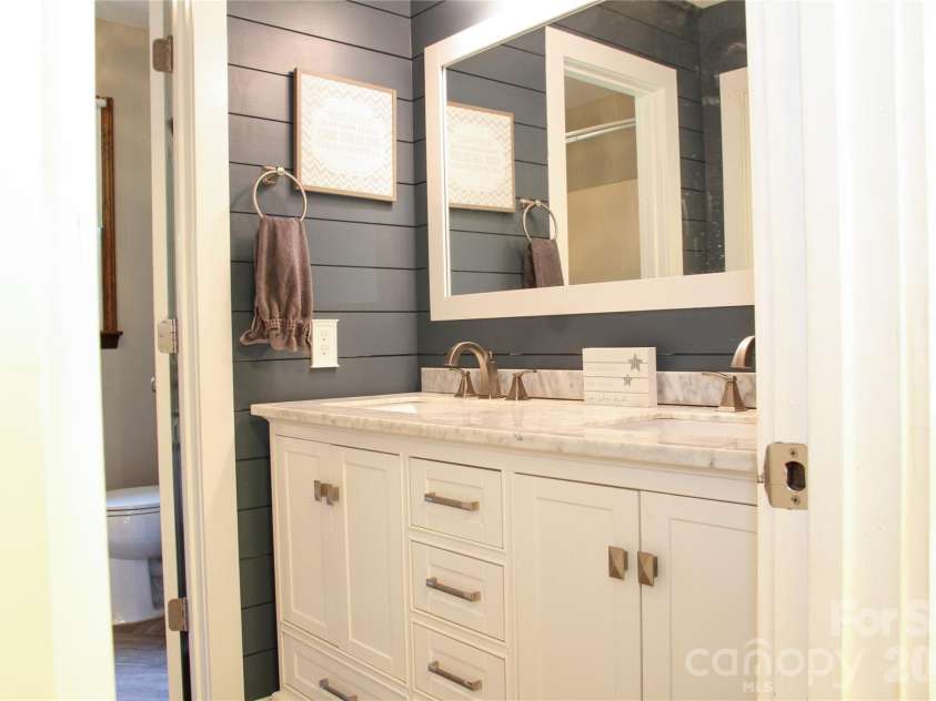7947 Lakeview Drive, Denver, NC 28037.  MLS# CAR4396395, YatesRealty ID 37043. Upstairs Full Bathroom