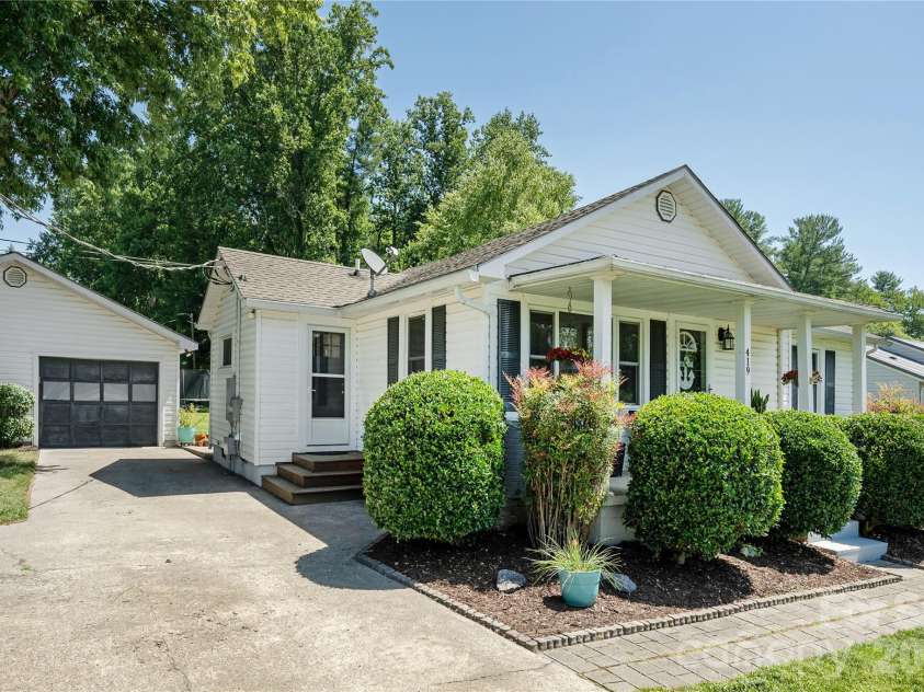 419 Big Bend Road, Brevard, NC 28712.  MLS# CAR4398775, YatesRealty ID 37046. Ample Parking