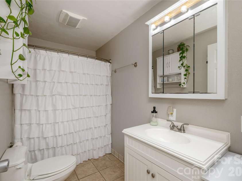 419 Big Bend Road, Brevard, NC 28712.  MLS# CAR4398775, YatesRealty ID 37046. Bathroom