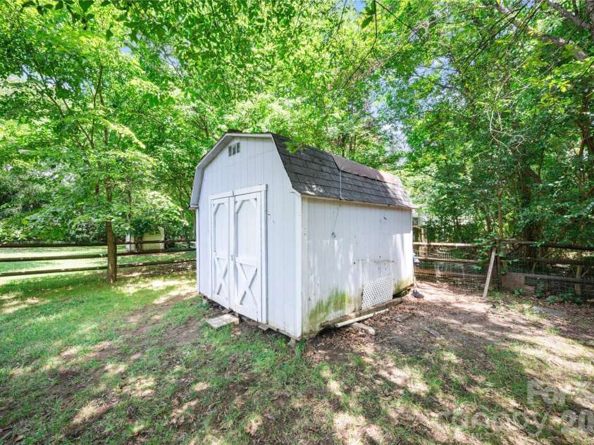 13000 Greycrest Drive, Charlotte, NC 28278.  MLS# CAR4400169, YatesRealty ID 37048. 