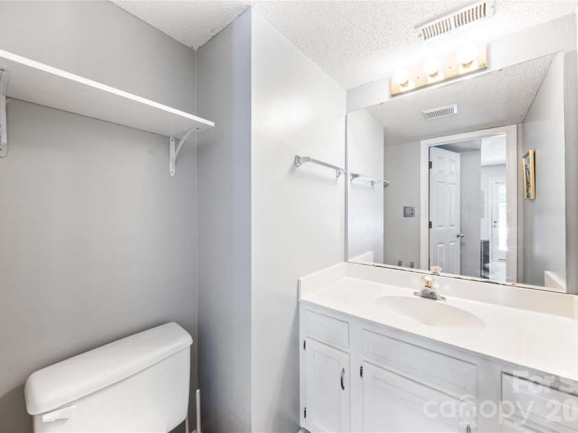 13000 Greycrest Drive, Charlotte, NC 28278.  MLS# CAR4400169, YatesRealty ID 37048. Half bathroom main floor