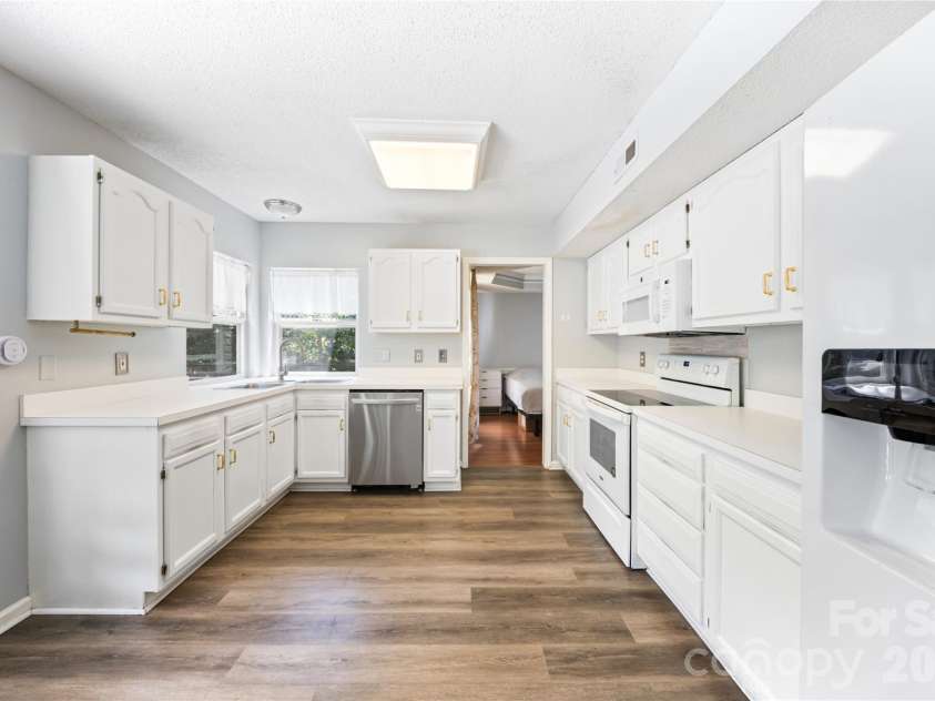 13000 Greycrest Drive, Charlotte, NC 28278.  MLS# CAR4400169, YatesRealty ID 37048. Kitchen