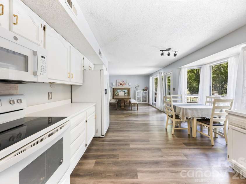 13000 Greycrest Drive, Charlotte, NC 28278.  MLS# CAR4400169, YatesRealty ID 37048. Kitchen