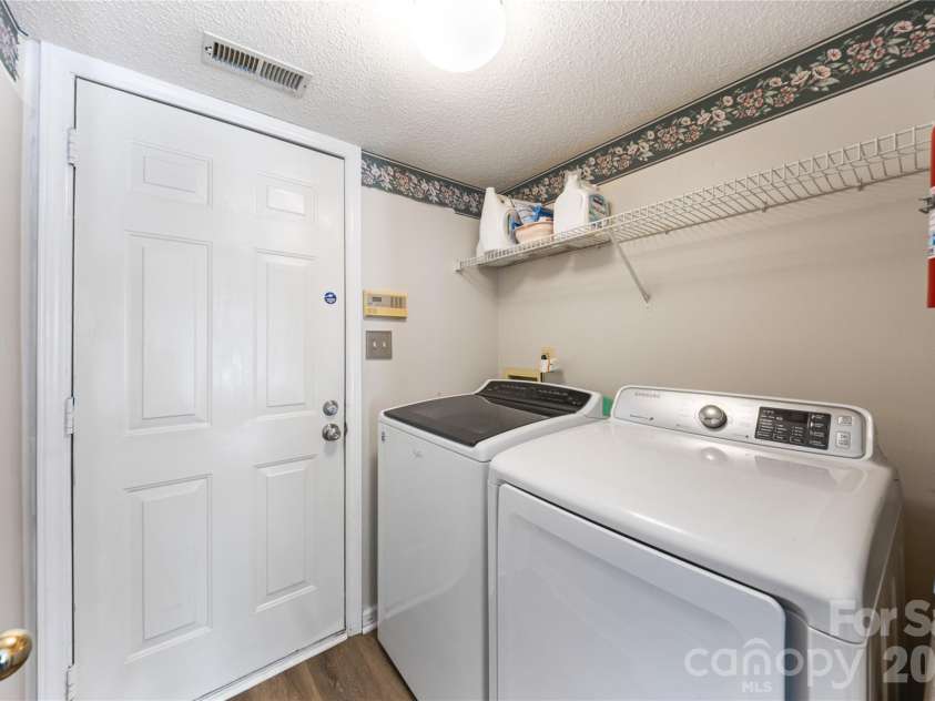 13000 Greycrest Drive, Charlotte, NC 28278.  MLS# CAR4400169, YatesRealty ID 37048. Laundry room