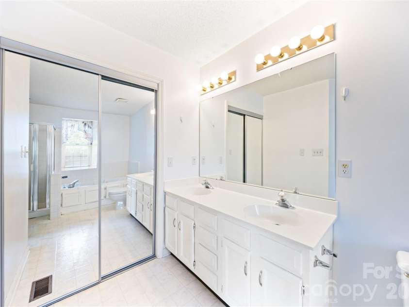 13000 Greycrest Drive, Charlotte, NC 28278.  MLS# CAR4400169, YatesRealty ID 37048. Master bathroom