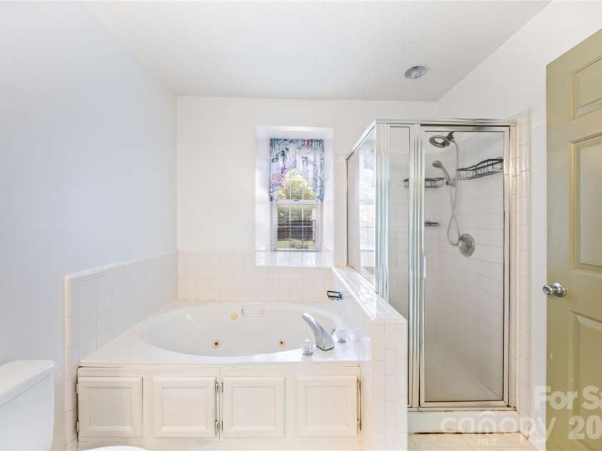 13000 Greycrest Drive, Charlotte, NC 28278.  MLS# CAR4400169, YatesRealty ID 37048. Master bathroom shower