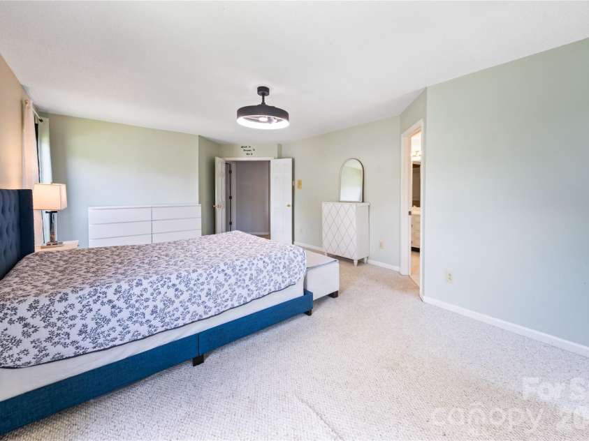 13000 Greycrest Drive, Charlotte, NC 28278.  MLS# CAR4400169, YatesRealty ID 37048. Master suit