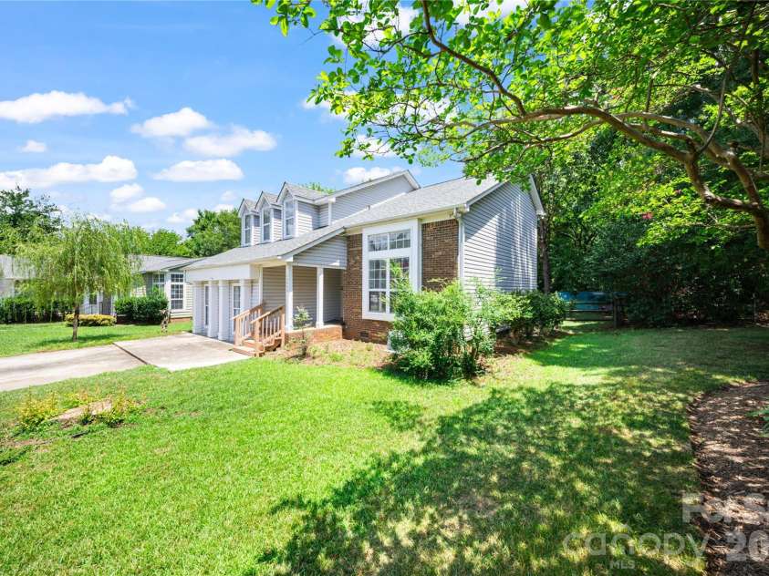 13000 Greycrest Drive, Charlotte, NC 28278.  MLS# CAR4400169, YatesRealty ID 37048. Side