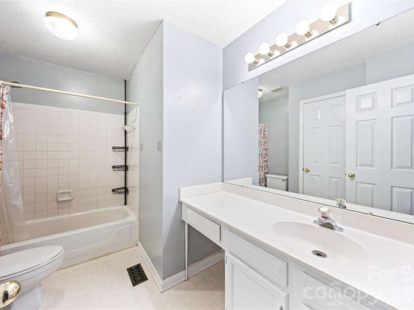 13000 Greycrest Drive, Charlotte, NC 28278.  MLS# CAR4400169, YatesRealty ID 37048. Upper full bathroom