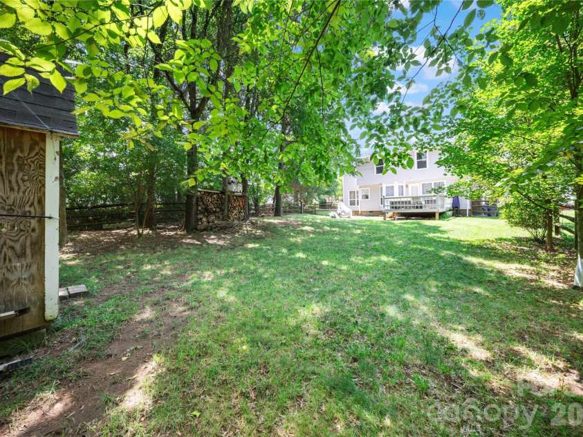 13000 Greycrest Drive, Charlotte, NC 28278.  MLS# CAR4400169, YatesRealty ID 37048. Yard