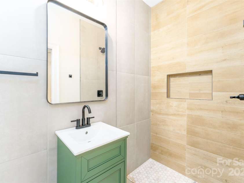 150 Forest Creek Drive, Statesville, NC 28625.  MLS# CAR4286307, YatesRealty ID 3705. 2nd Ensuite Bathroom