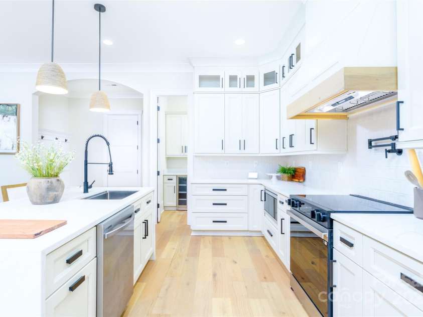 150 Forest Creek Drive, Statesville, NC 28625.  MLS# CAR4286307, YatesRealty ID 3705. Gorgeous Kitchen