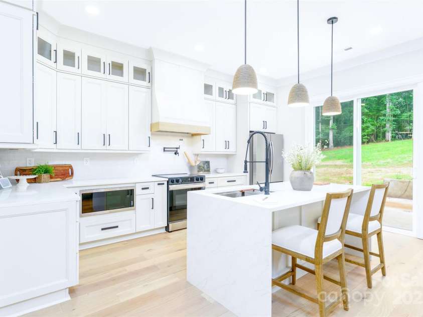 150 Forest Creek Drive, Statesville, NC 28625.  MLS# CAR4286307, YatesRealty ID 3705. Gorgeous Kitchen w/ Eat In Island