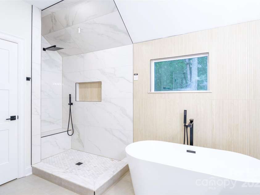 150 Forest Creek Drive, Statesville, NC 28625.  MLS# CAR4286307, YatesRealty ID 3705. Primary Ensuite