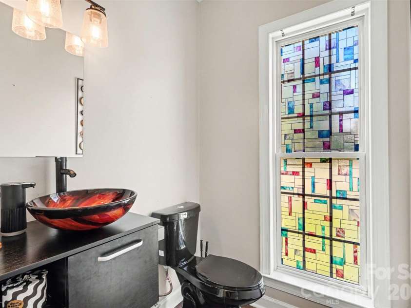 8021 Pelorus Lane, Charlotte, NC 28269.  MLS# CAR4394825, YatesRealty ID 37050. 1st floor half bathroom