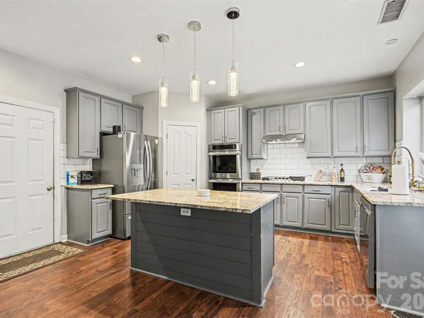 8021 Pelorus Lane, Charlotte, NC 28269.  MLS# CAR4394825, YatesRealty ID 37050. Kitchen