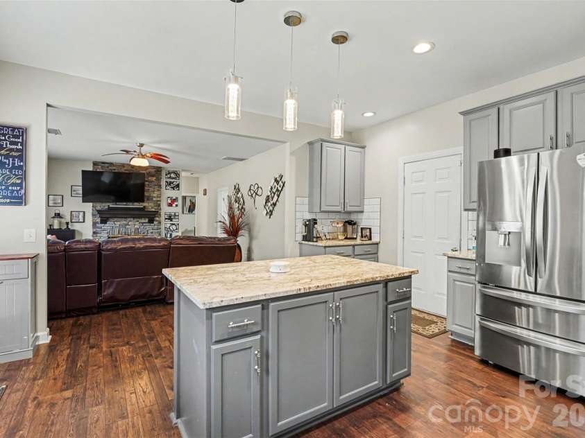 8021 Pelorus Lane, Charlotte, NC 28269.  MLS# CAR4394825, YatesRealty ID 37050. Kitchen