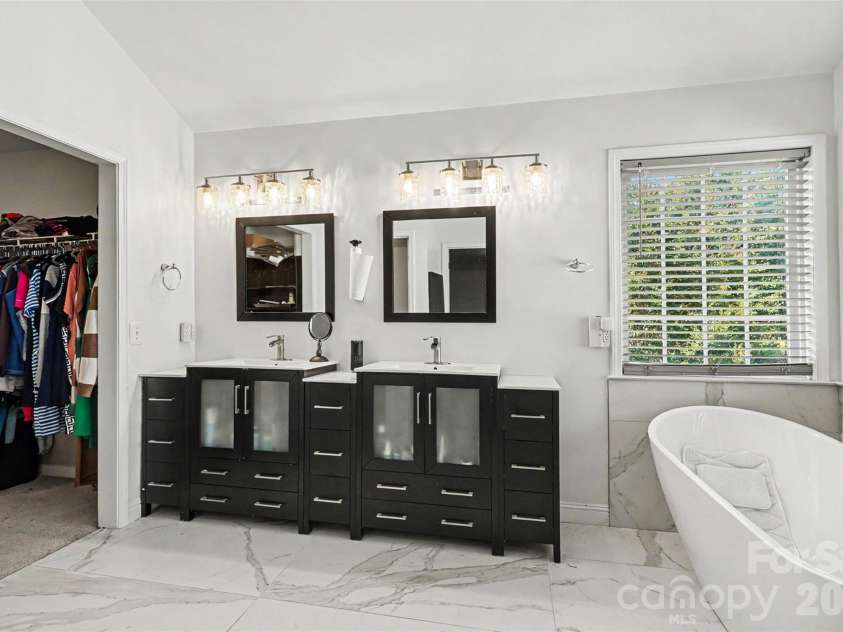 8021 Pelorus Lane, Charlotte, NC 28269.  MLS# CAR4394825, YatesRealty ID 37050. Master Bathroom