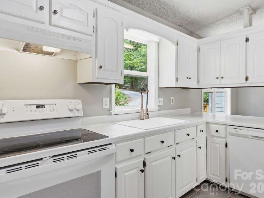 340 Oakwood Lane, Columbus, NC 28722.  MLS# CAR4402990, YatesRealty ID 37051. 
