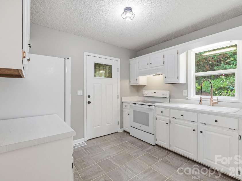 340 Oakwood Lane, Columbus, NC 28722.  MLS# CAR4402990, YatesRealty ID 37051. 