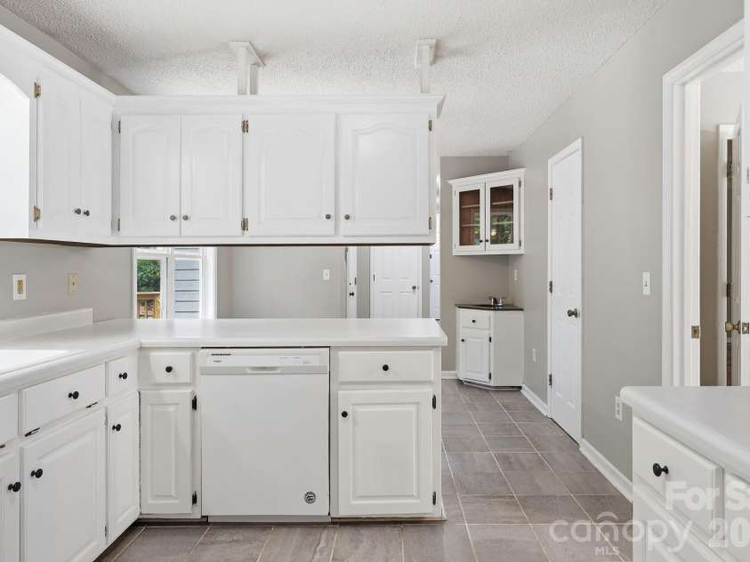 340 Oakwood Lane, Columbus, NC 28722.  MLS# CAR4402990, YatesRealty ID 37051. 