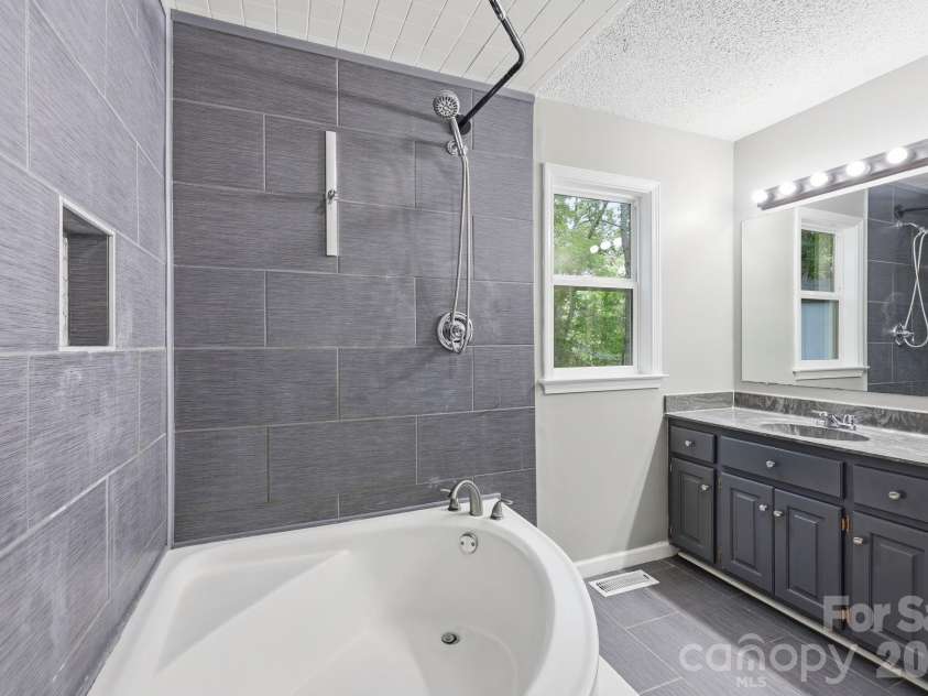340 Oakwood Lane, Columbus, NC 28722.  MLS# CAR4402990, YatesRealty ID 37051. 
