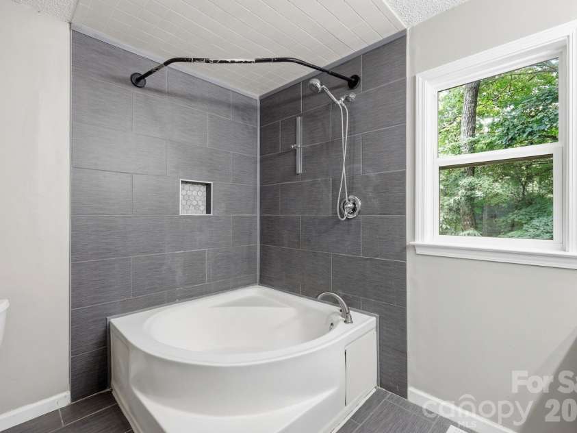 340 Oakwood Lane, Columbus, NC 28722.  MLS# CAR4402990, YatesRealty ID 37051. 