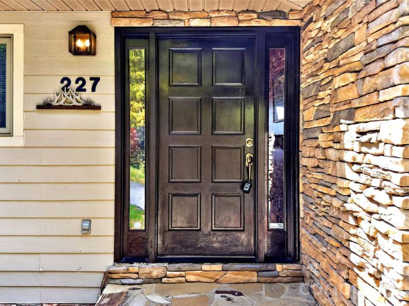 227 Sidney Lanier Drive, Lake Lure, NC 28746.  MLS# CAR4400110, YatesRealty ID 37052. Welcome to 227 Sidney Lanier