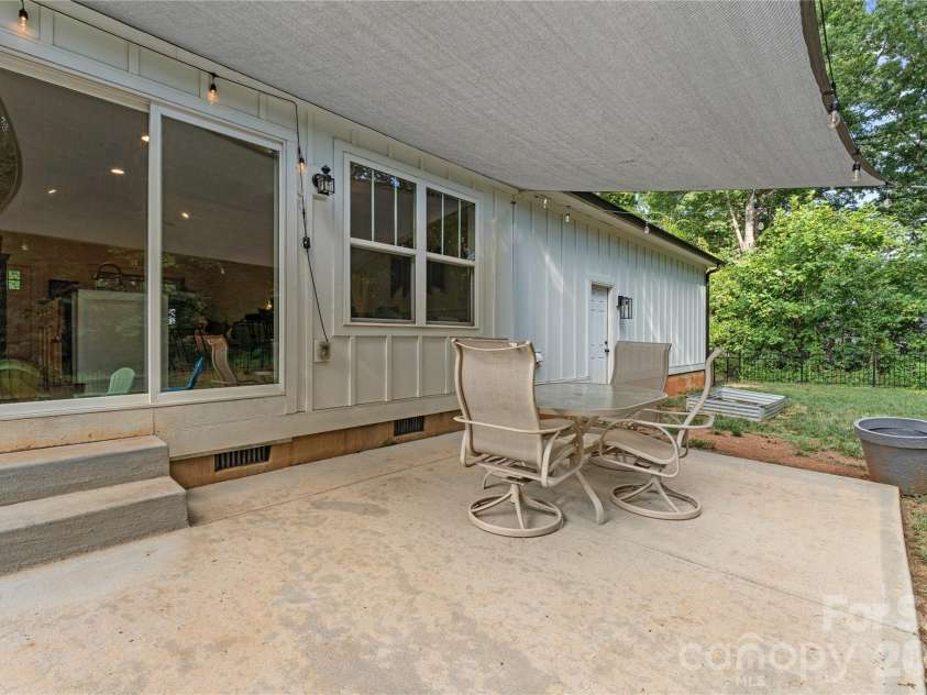 109 Logan Lane, Belmont, NC 28012.  MLS# CAR4399326, YatesRealty ID 37059. 