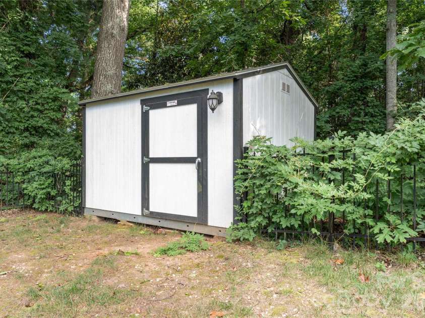 109 Logan Lane, Belmont, NC 28012.  MLS# CAR4399326, YatesRealty ID 37059. 
