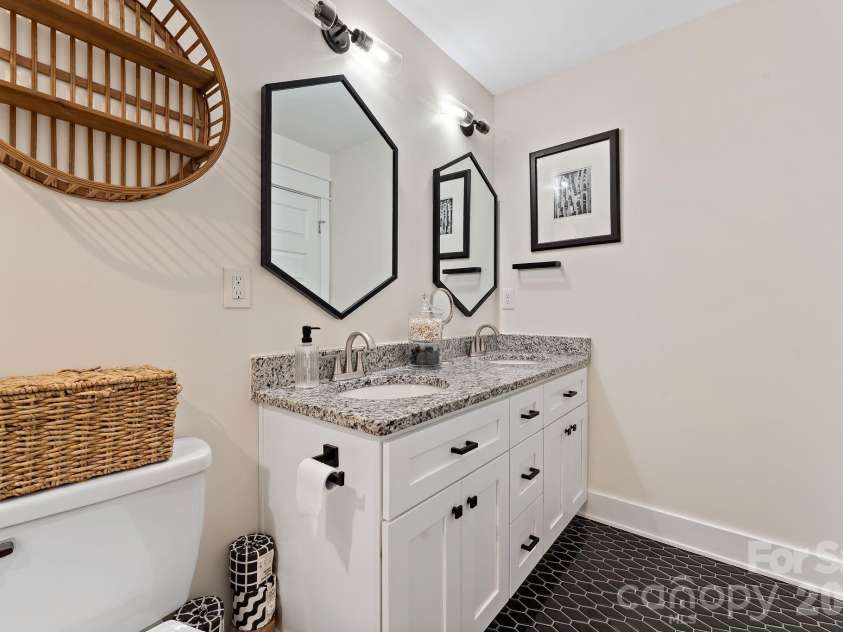 109 Logan Lane, Belmont, NC 28012.  MLS# CAR4399326, YatesRealty ID 37059. 