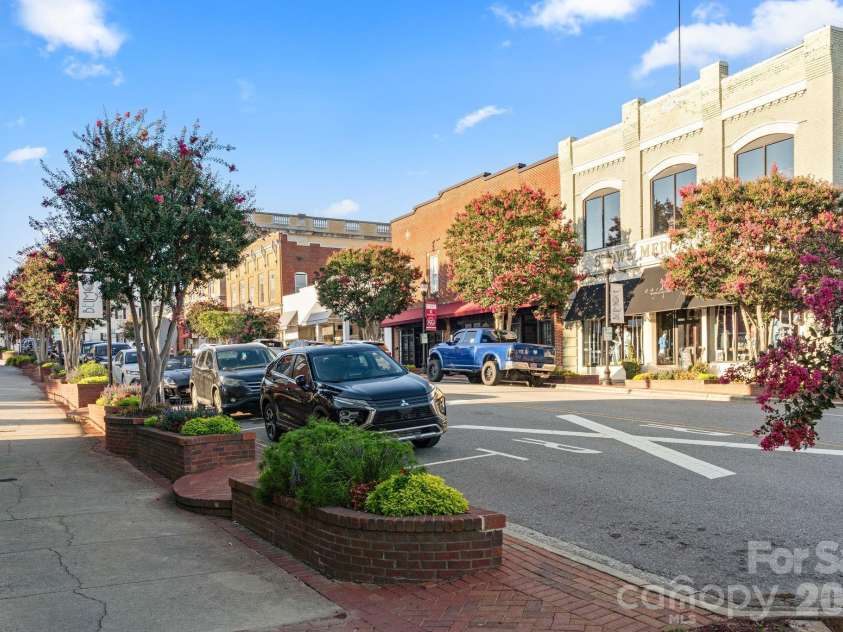 109 Logan Lane, Belmont, NC 28012.  MLS# CAR4399326, YatesRealty ID 37059. 