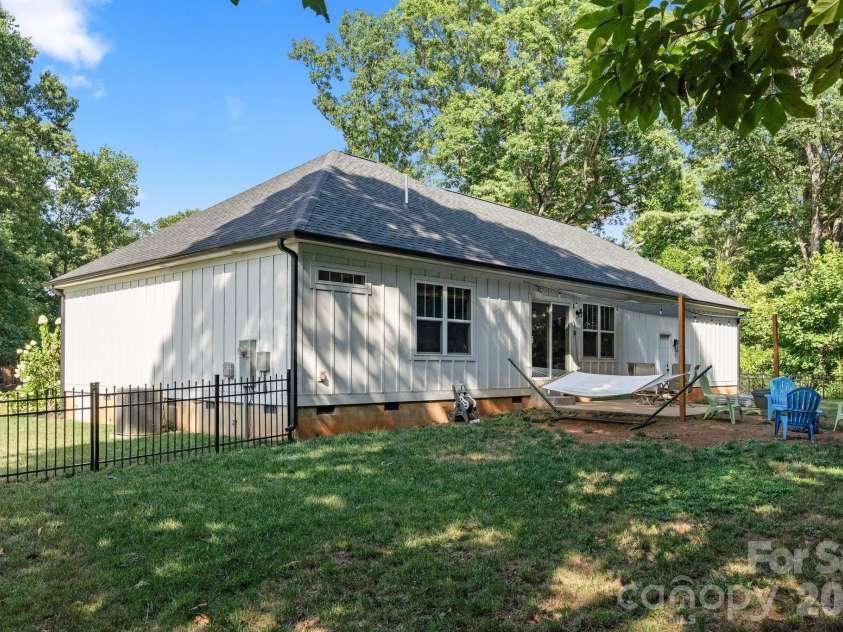 109 Logan Lane, Belmont, NC 28012.  MLS# CAR4399326, YatesRealty ID 37059. 