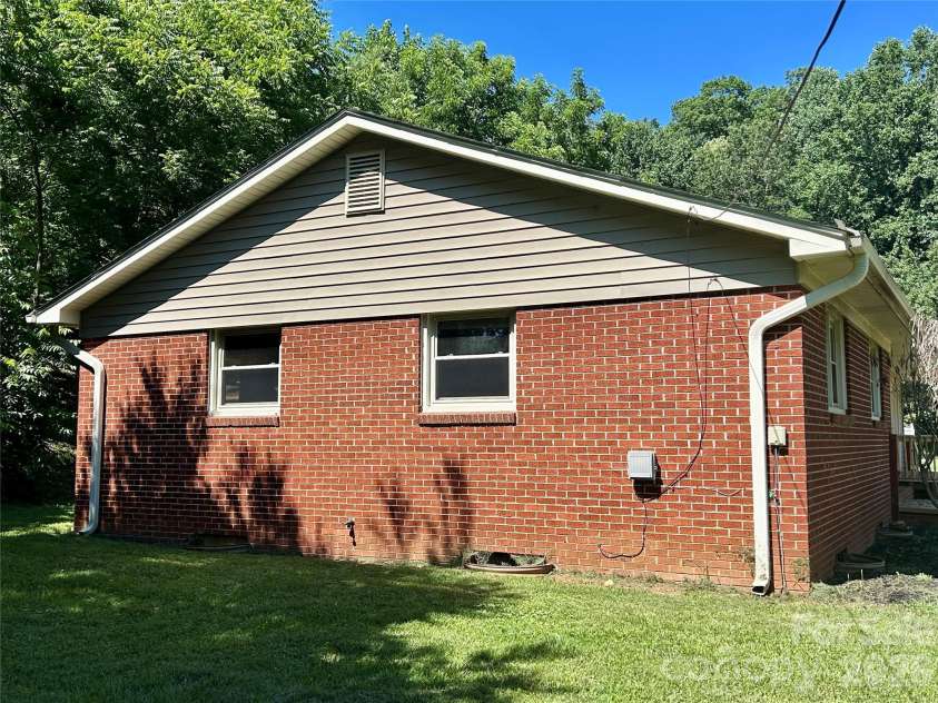 169 Double Island Road, Burnsville, NC 28714.  MLS# CAR4396716, YatesRealty ID 37060. 
