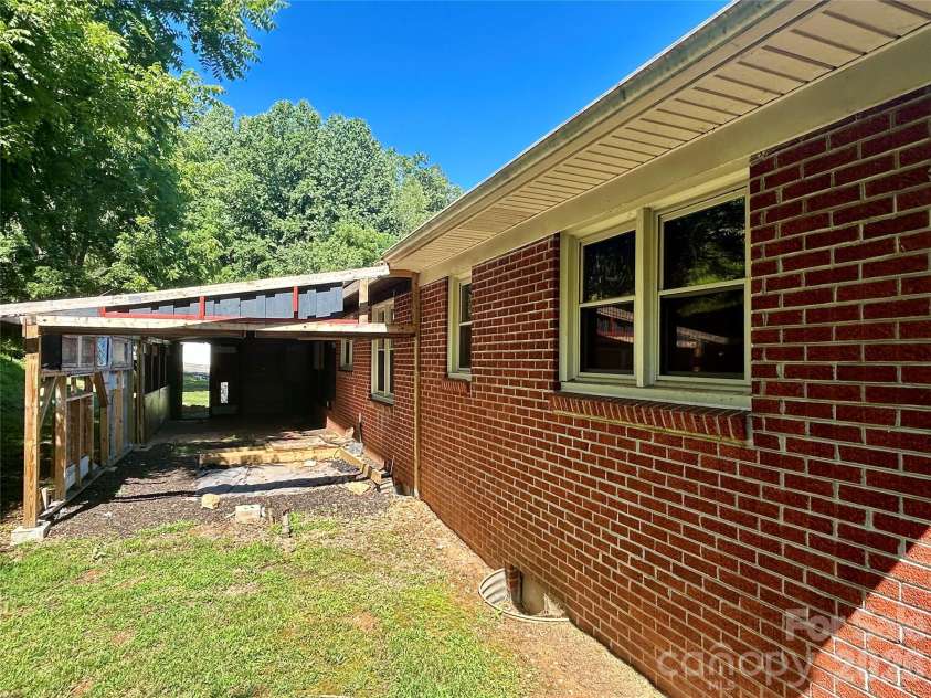 169 Double Island Road, Burnsville, NC 28714.  MLS# CAR4396716, YatesRealty ID 37060. 