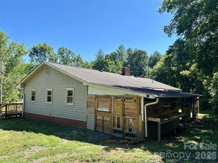169 Double Island Road, Burnsville, NC 28714.  MLS# CAR4396716, YatesRealty ID 37060. 