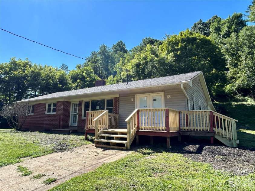 169 Double Island Road, Burnsville, NC 28714.  MLS# CAR4396716, YatesRealty ID 37060. 