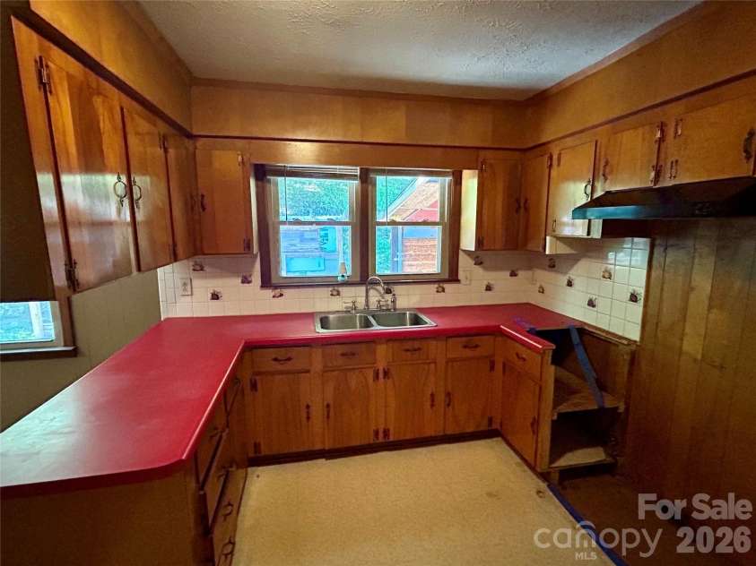 169 Double Island Road, Burnsville, NC 28714.  MLS# CAR4396716, YatesRealty ID 37060. 
