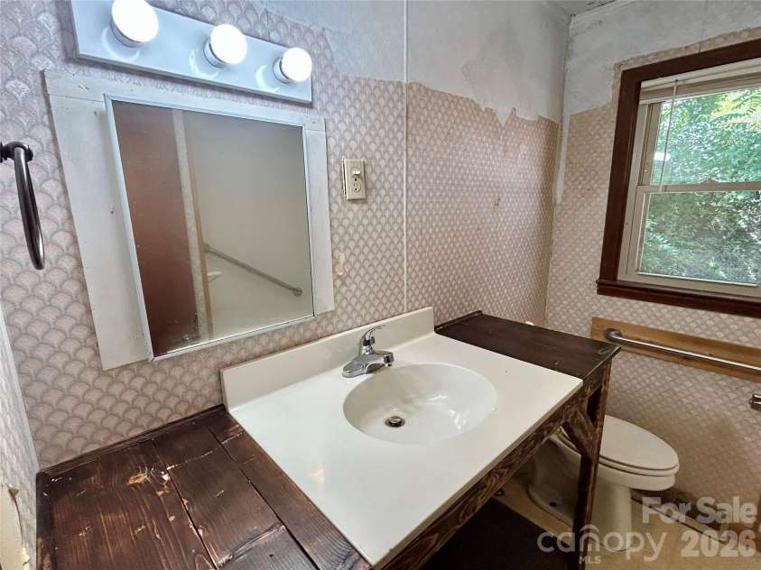 169 Double Island Road, Burnsville, NC 28714.  MLS# CAR4396716, YatesRealty ID 37060. 