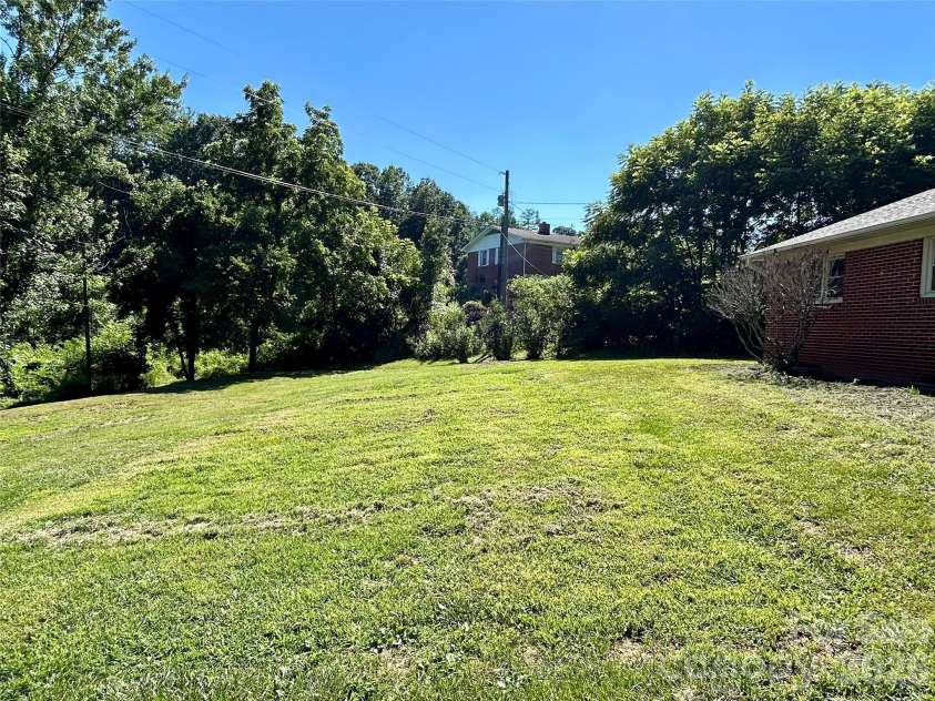 169 Double Island Road, Burnsville, NC 28714.  MLS# CAR4396716, YatesRealty ID 37060. 