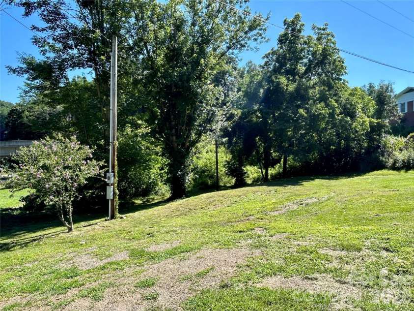 169 Double Island Road, Burnsville, NC 28714.  MLS# CAR4396716, YatesRealty ID 37060. 