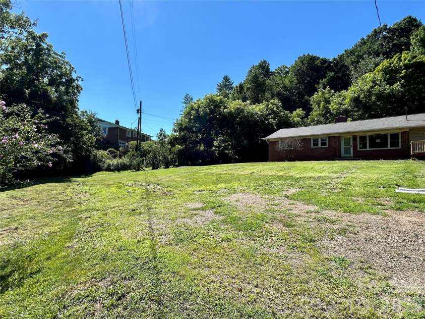 169 Double Island Road, Burnsville, NC 28714.  MLS# CAR4396716, YatesRealty ID 37060. 
