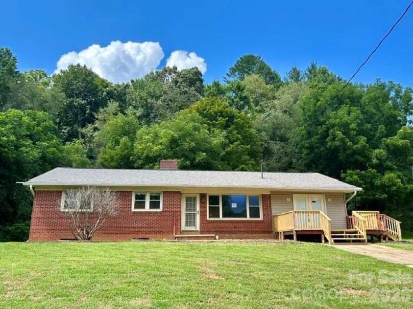 169 Double Island Road, Burnsville, NC 28714.  MLS# CAR4396716, YatesRealty ID 37060. 