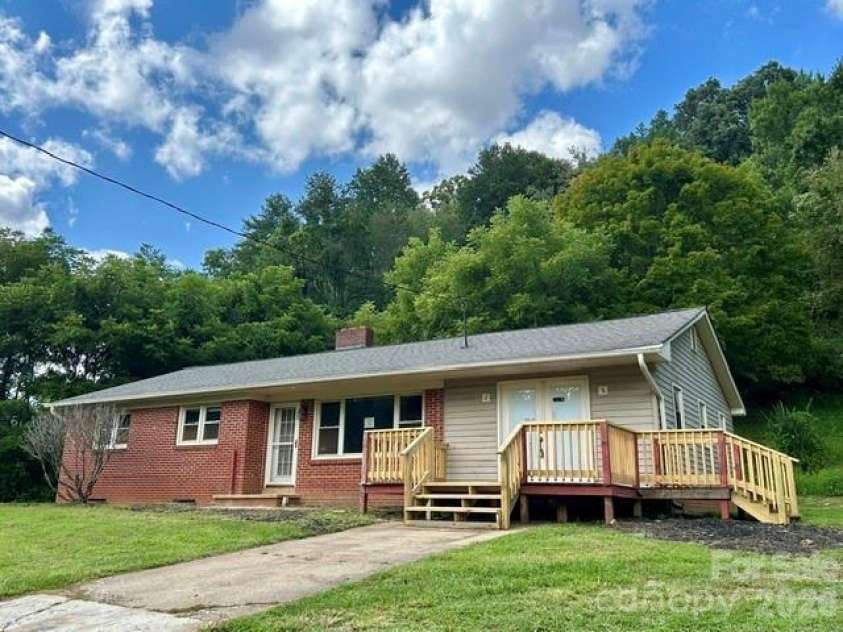 169 Double Island Road, Burnsville, NC 28714.  MLS# CAR4396716, YatesRealty ID 37060. 
