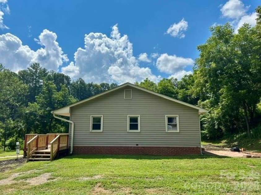 169 Double Island Road, Burnsville, NC 28714.  MLS# CAR4396716, YatesRealty ID 37060. 