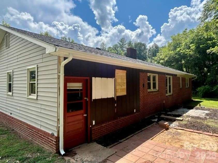 169 Double Island Road, Burnsville, NC 28714.  MLS# CAR4396716, YatesRealty ID 37060. 